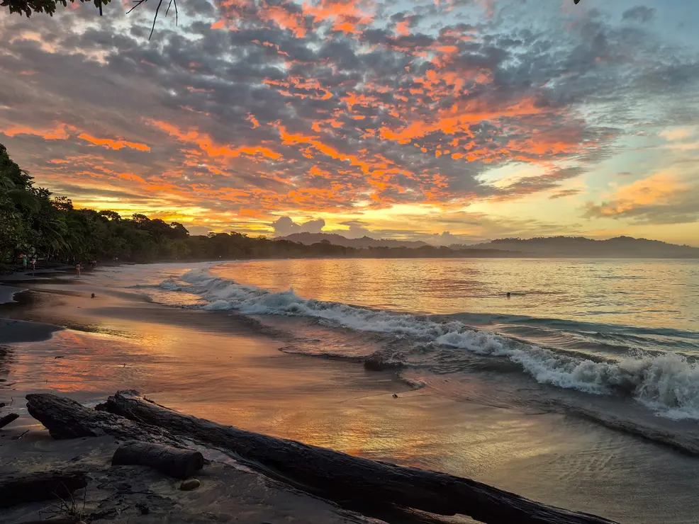 O que fazer em Puerto Viejo: 14 coisas imperdíveis (+mapa) 3 Por do sol na Playa Negra em Puerto Viejo