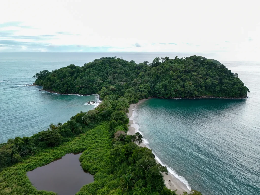 O guia completo do Parque Nacional Manuel Antonio para quem o visita pela primeira vez 4 Vista aérea do Parque Nacional Manuel Antonio
