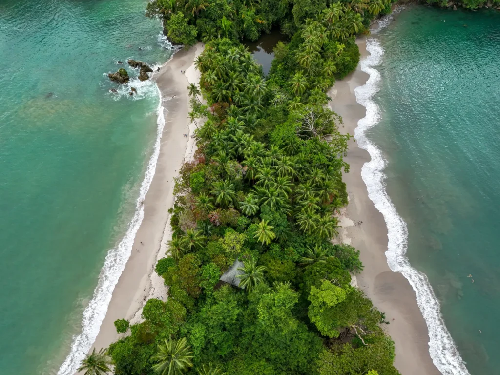 O guia completo do Parque Nacional Manuel Antonio para quem o visita pela primeira vez 12 Vista aérea do Parque Nacional Manuel Antonio