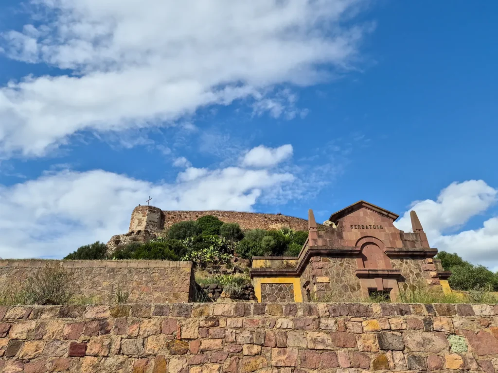 O que fazer em Bosa: 8 coisas a não perder numa viagem à Sardenha 5 Castelo Malaspina em Bosa Sardenha