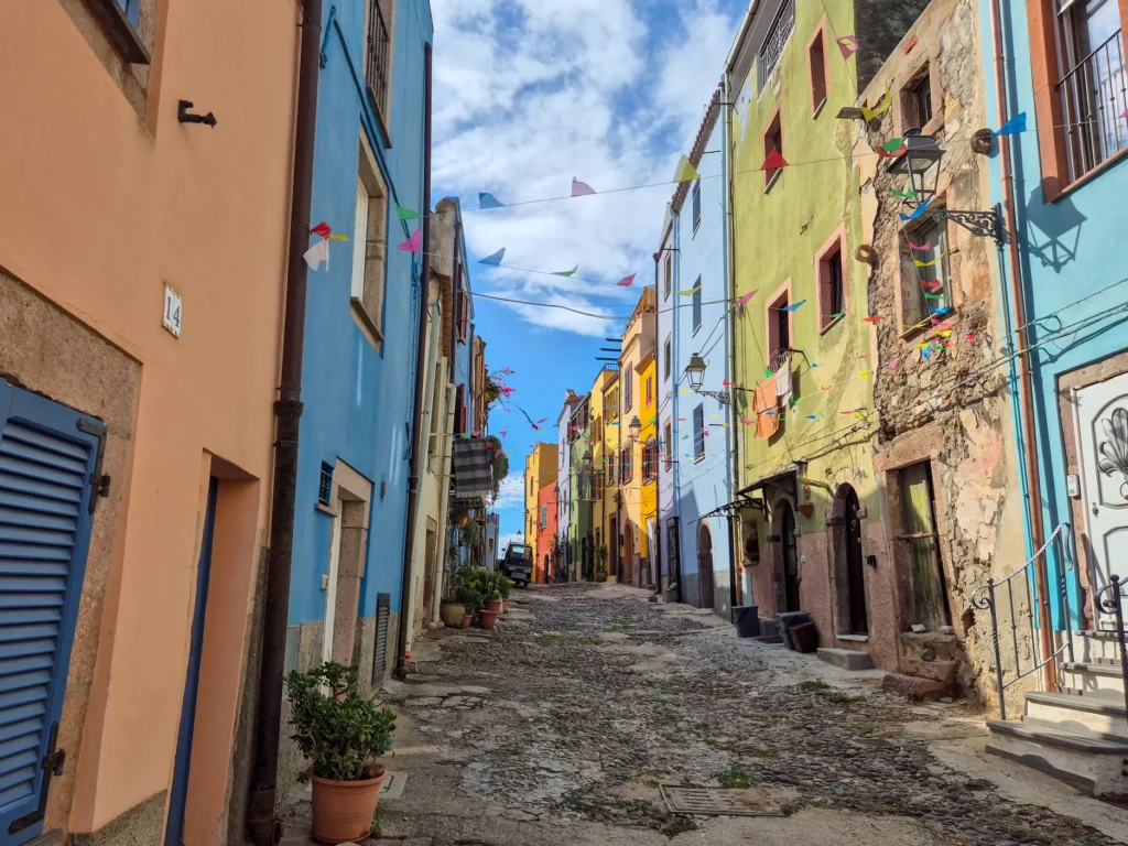 O que fazer em Bosa: 8 coisas a não perder numa viagem à Sardenha 3 O que fazer no centro historico de Bosa