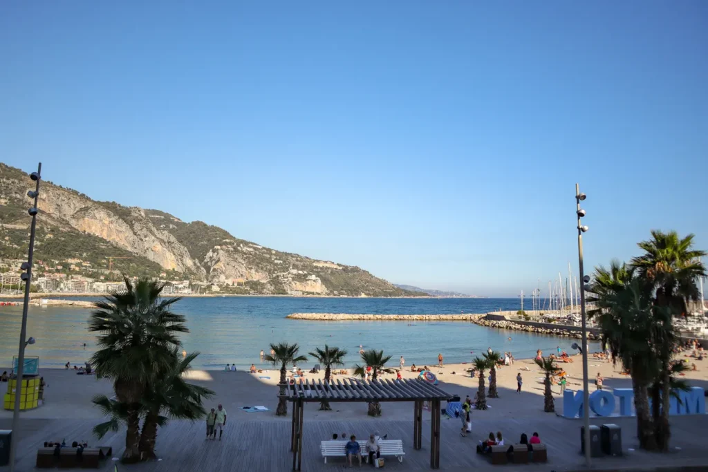 O que fazer em Menton: 9 locais imperdíveis na cidade mais colorida de França (+mapa) 25 Plage des Sablettes em Menton