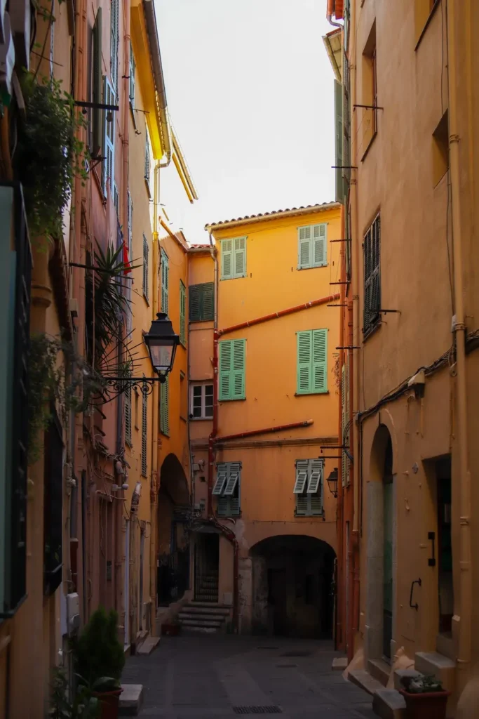 O que fazer em Menton: 9 locais imperdíveis na cidade mais colorida de França (+mapa) 31 Rua em Menton