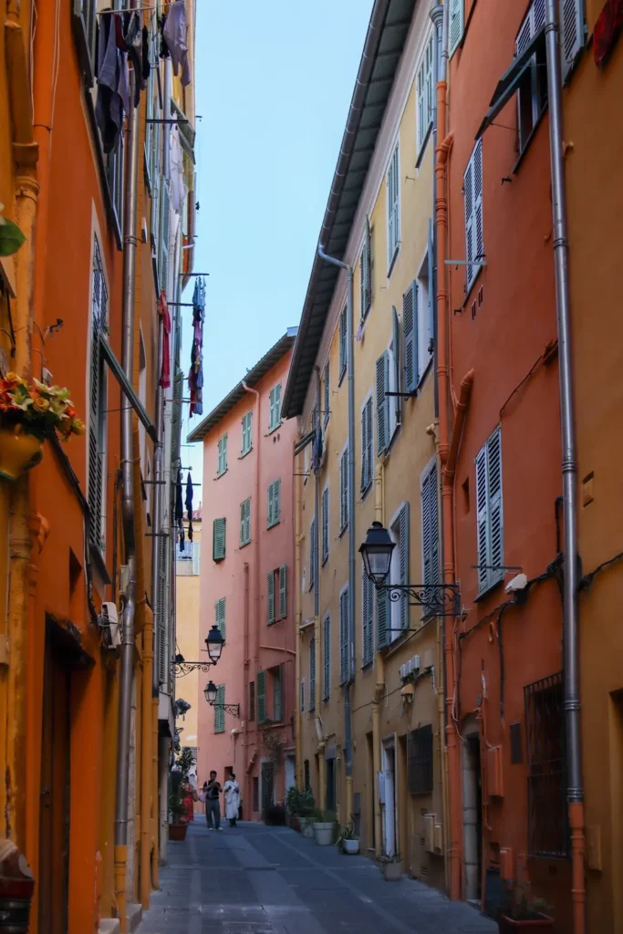 O que fazer em Menton: 9 locais imperdíveis na cidade mais colorida de França (+mapa) 30 Rua em Menton