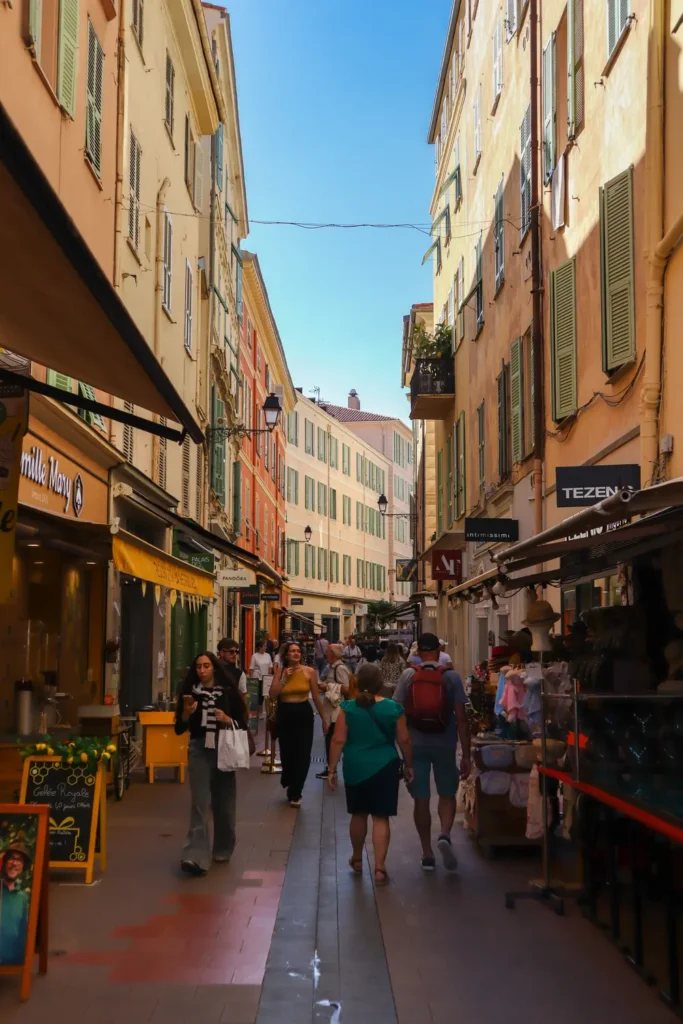 O que fazer em Menton: 9 locais imperdíveis na cidade mais colorida de França (+mapa) 29 Rua em Menton