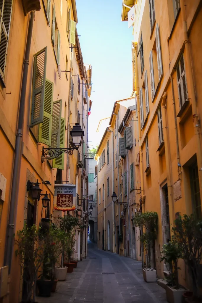 O que fazer em Menton: 9 locais imperdíveis na cidade mais colorida de França (+mapa) 3 Rua em Menton