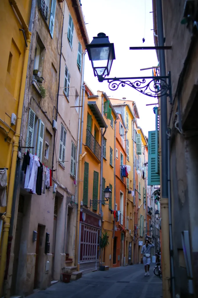 O que fazer em Menton: 9 locais imperdíveis na cidade mais colorida de França (+mapa) 16 Rua em Menton