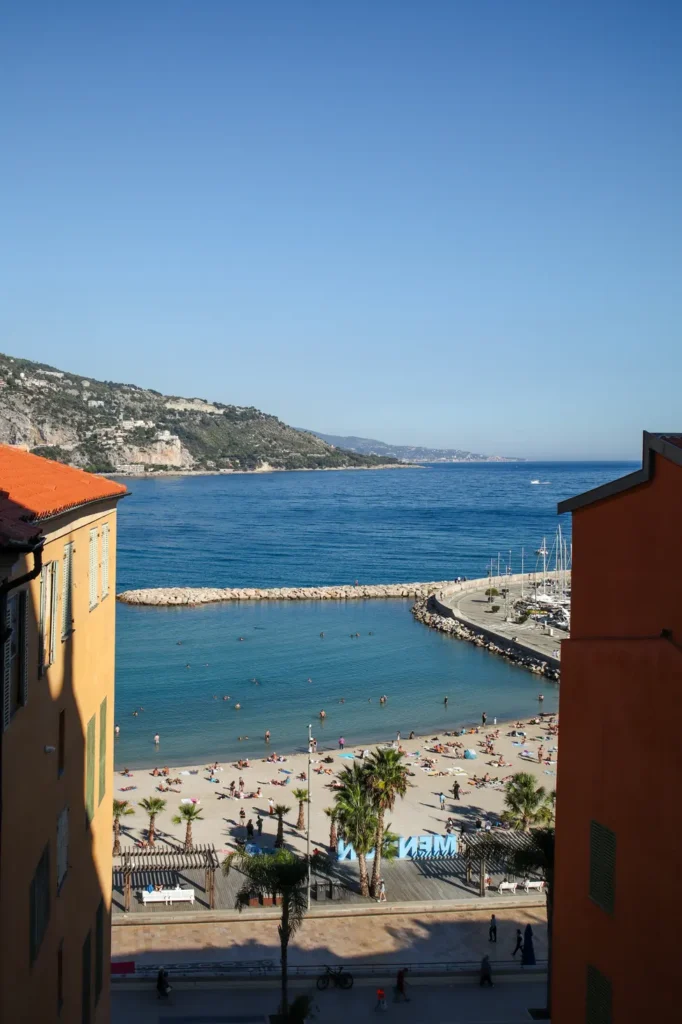O que fazer em Menton: 9 locais imperdíveis na cidade mais colorida de França (+mapa) 34 Vista da Plage des Sablettes em Menton