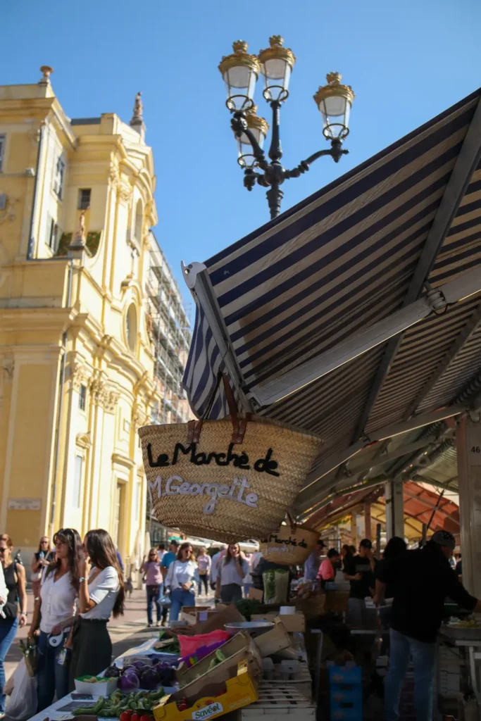 Roteiro de Nice: o que visitar em 2 dias (+ mapa) 14 Roteiro de Nice Marche aux Fleurs Cours Saleya 9